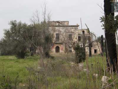 ...antichi edifici abbandonati come Villa Isabella...